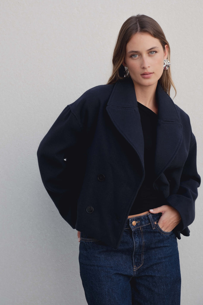 Abrigo Corto con Solapa Clásica