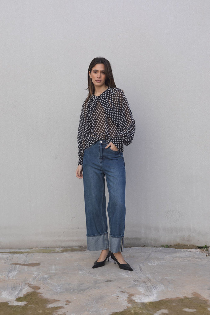 Blusa fluida de lunares con cuello redondo