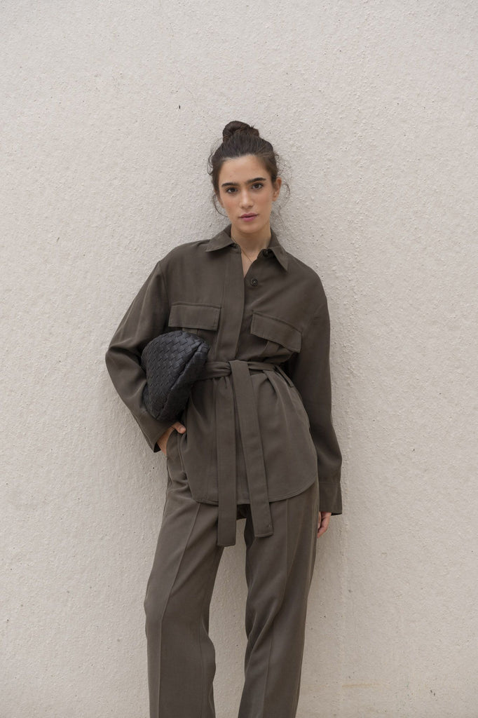 Chaqueta corta tipo sahariana con bolsillos