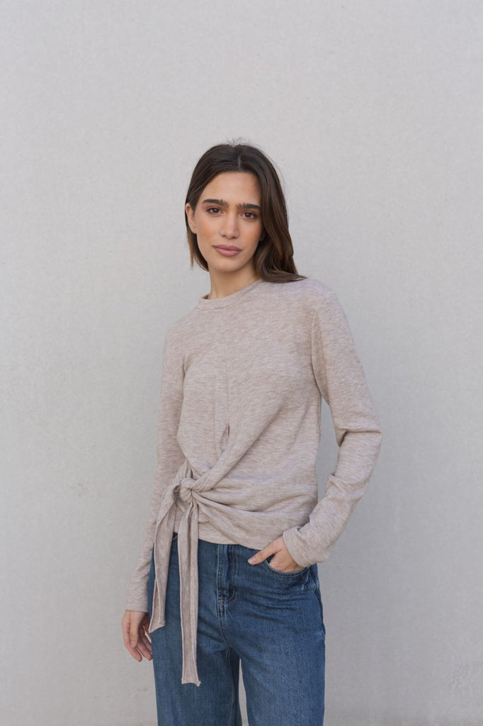 Camiseta básica con detalle de nudo frontal