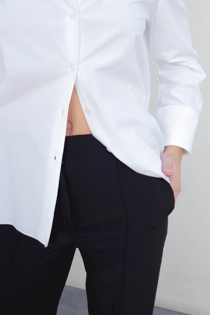 Pantalón pitillo con botones plateados decorativos