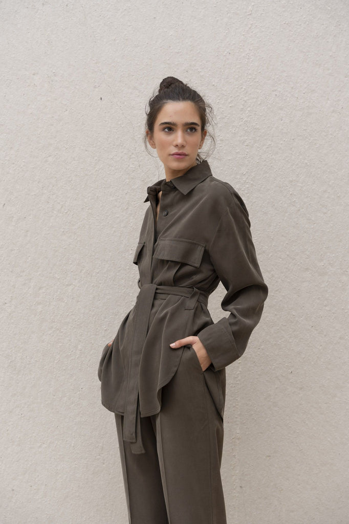 Chaqueta corta tipo sahariana con bolsillos