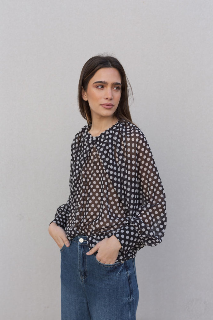 Blusa fluida de lunares con cuello redondo