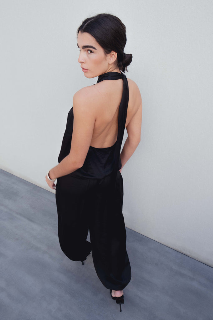 Top halter satinado negro con cuello de lazada