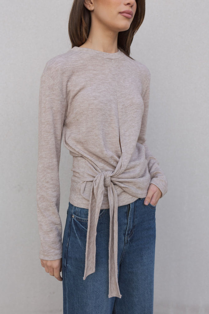 Camiseta básica con detalle de nudo frontal