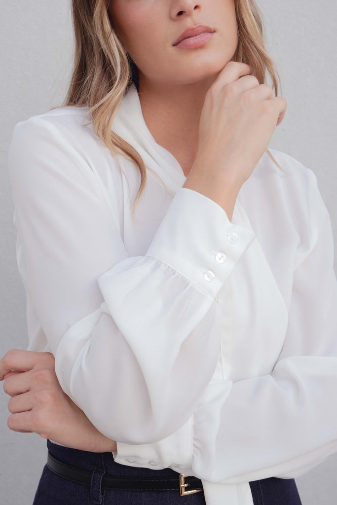 Blusa de manga larga con lazada en el cuello