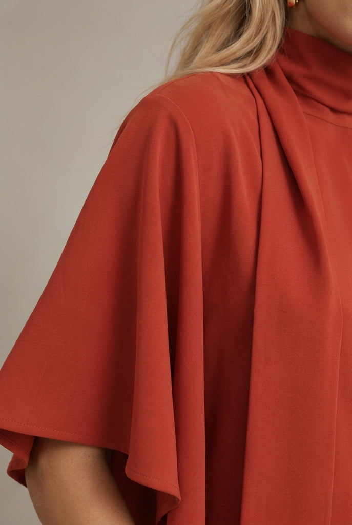 Vestido Midi Fluido de Cuello Alto Manga Capa con Aberturas y Cierre Posterior de Lazada