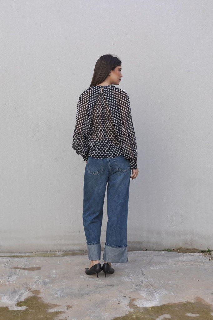 Blusa fluida de lunares con cuello redondo