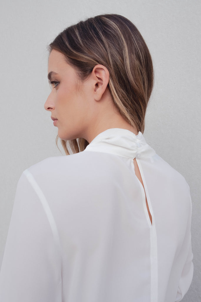 Blusa de manga larga con lazada en el cuello