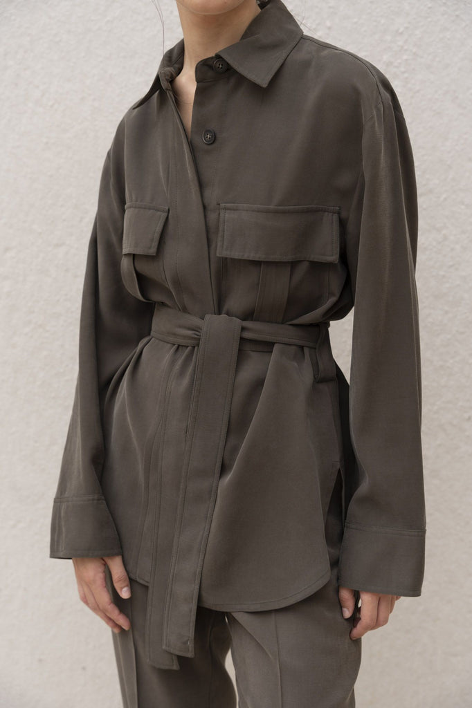 Chaqueta corta tipo sahariana con bolsillos