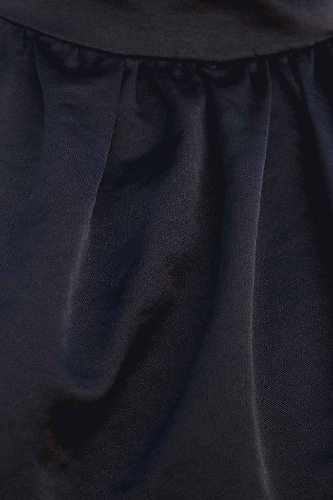 Top halter satinado negro con cuello de lazada