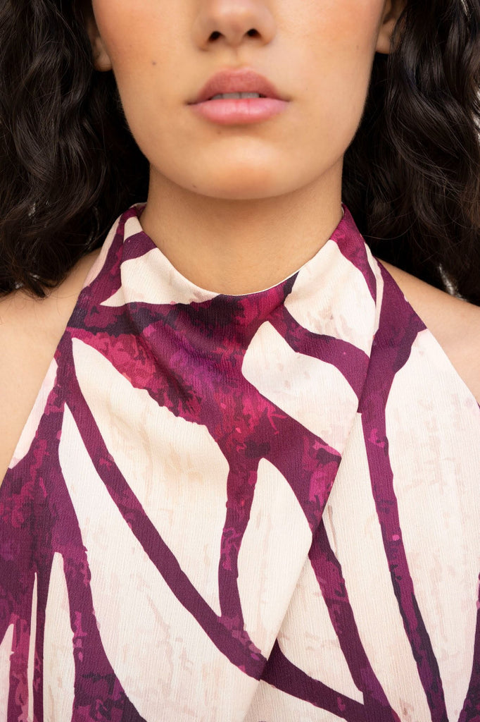 Top de cuello halter elegante para mujer color burdeos con estampado abstracto, cuerpo fluido sin mangas de fiesta o casual elevado