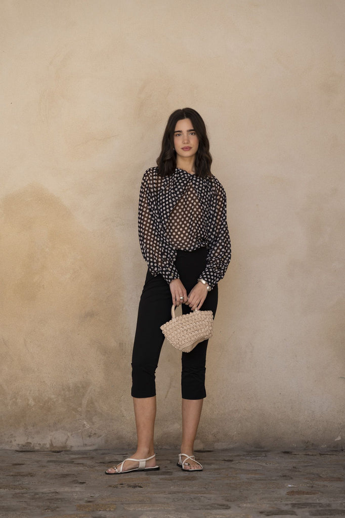 Blusa fluida de lunares con cuello redondo