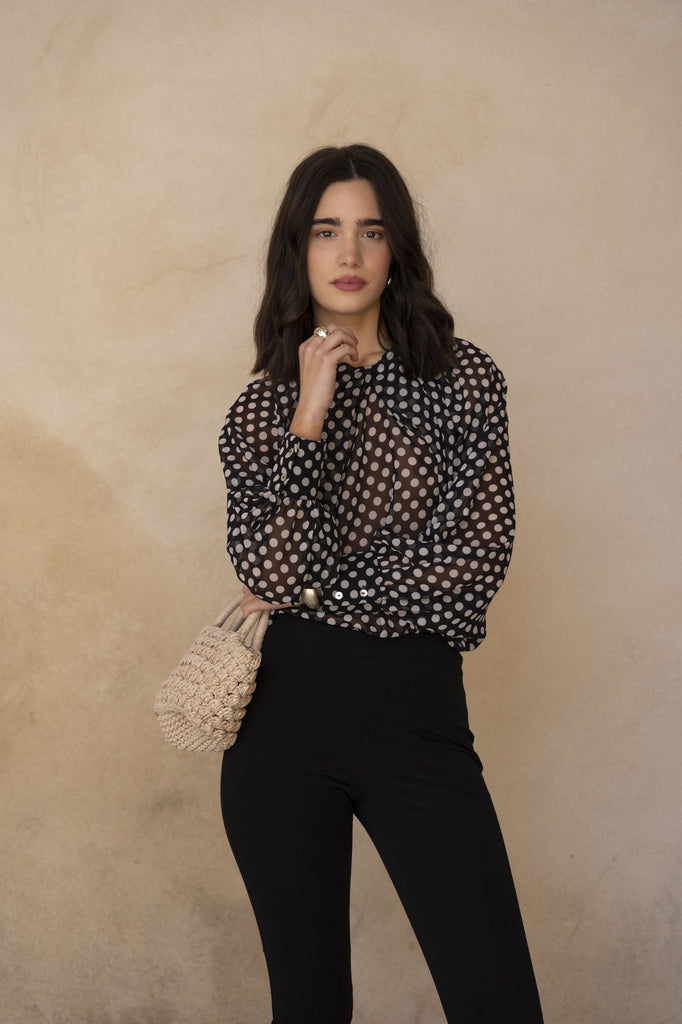 Blusa fluida de lunares con cuello redondo