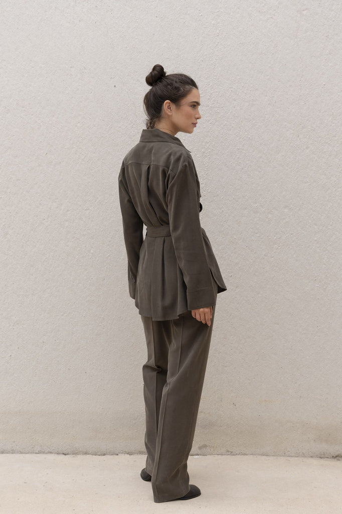 Chaqueta corta tipo sahariana con bolsillos