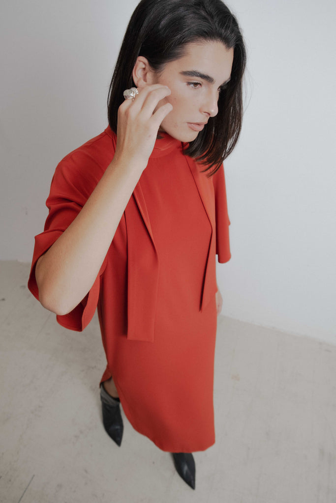 Vestido Midi Fluido de Cuello Alto Manga Capa con Aberturas y Cierre Posterior de Lazada