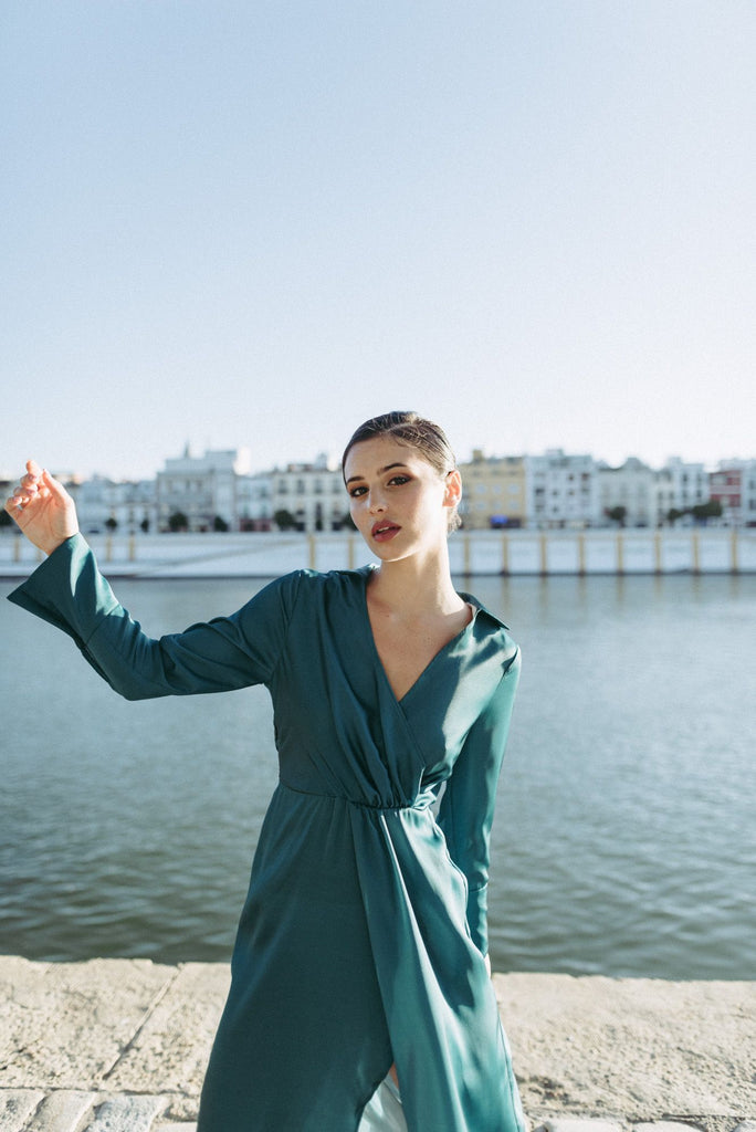 Vestido corto cruzado liso con lazada