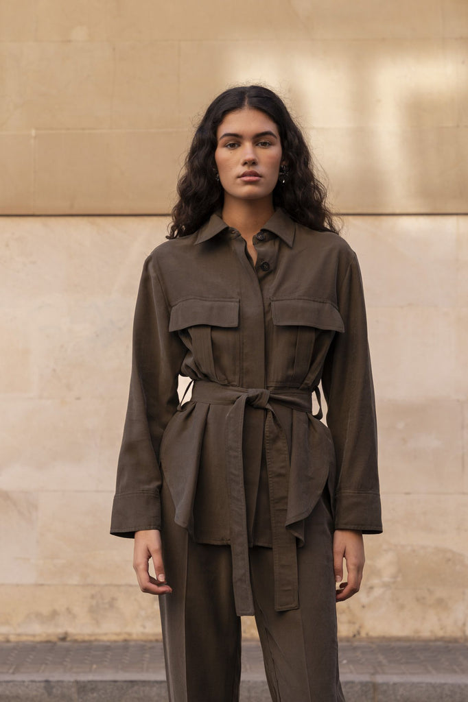 Chaqueta corta tipo sahariana con bolsillos