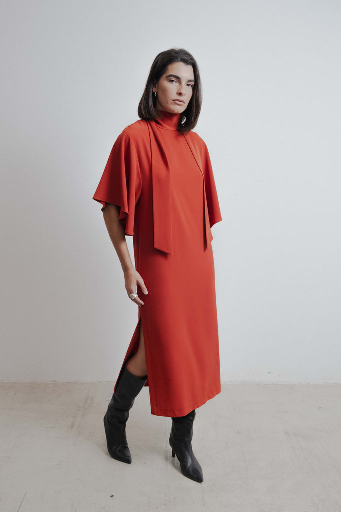 Vestido Midi Fluido de Cuello Alto Manga Capa con Aberturas y Cierre Posterior de Lazada