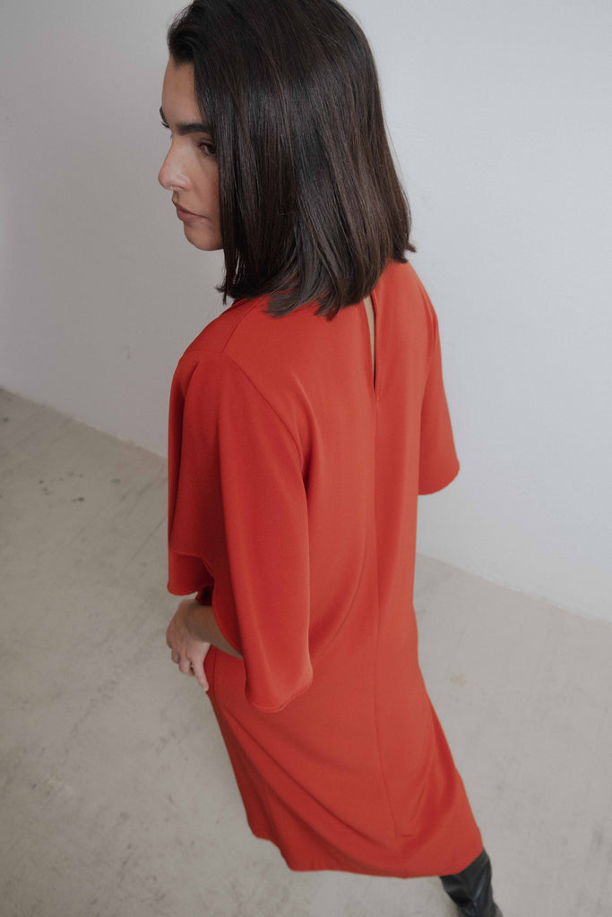 Vestido Midi Fluido de Cuello Alto Manga Capa con Aberturas y Cierre Posterior de Lazada