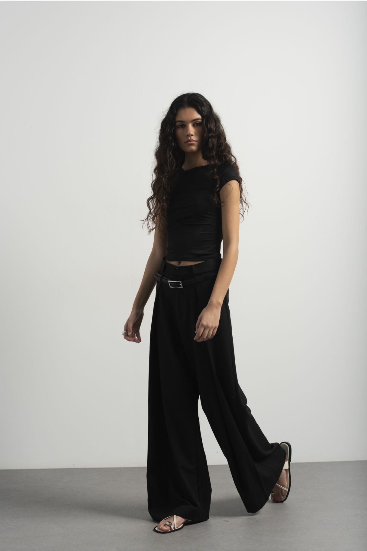 Pantalón pinzas de color negro, pantalones de vestir elegantes para mujer de Emarola & Co