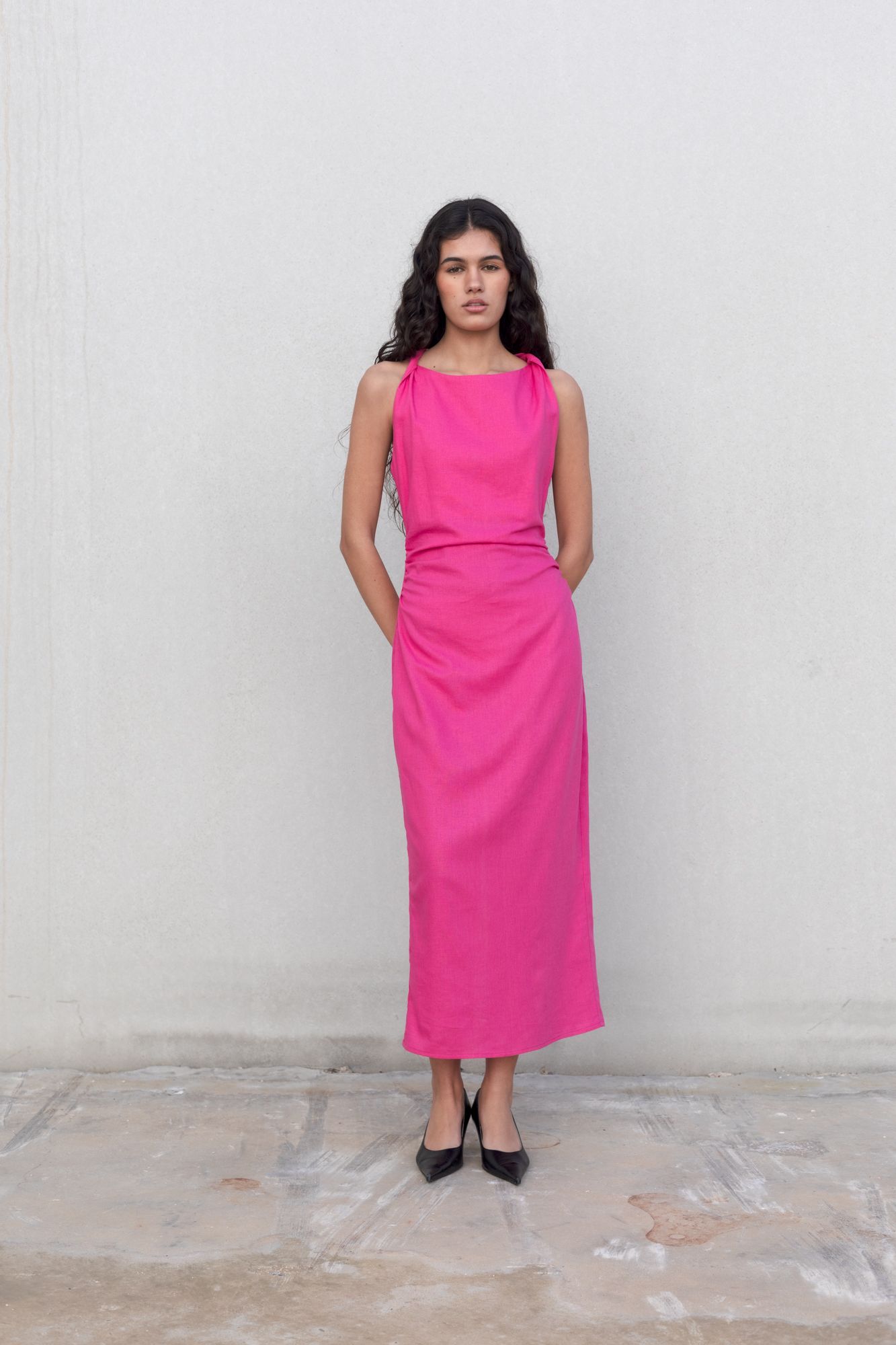 Vestido midi casual de lino para mujer de cuello redondo sin mangas, vestido ligero de diario liso con escote en V color rosa fucsia o beige