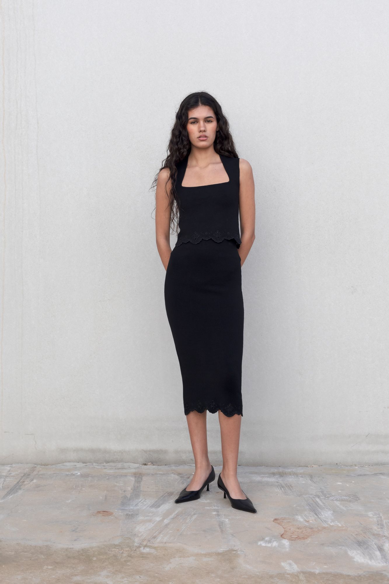 Falda midi de punto para mujer con detalles bordados. 100% Poliéster. Diseño Made in Spain.