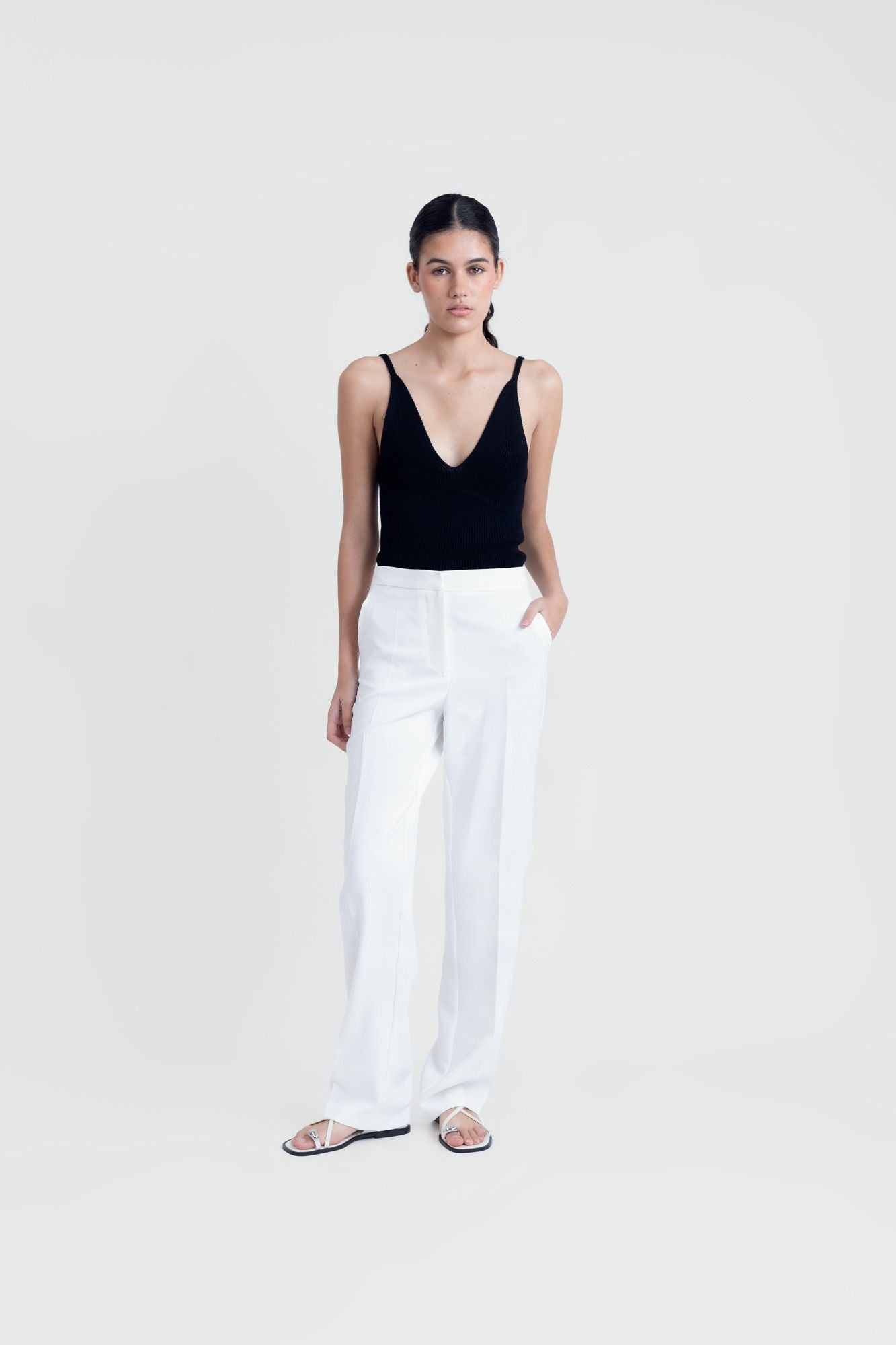 Pantalón recto de vestir en color crudo para mujer