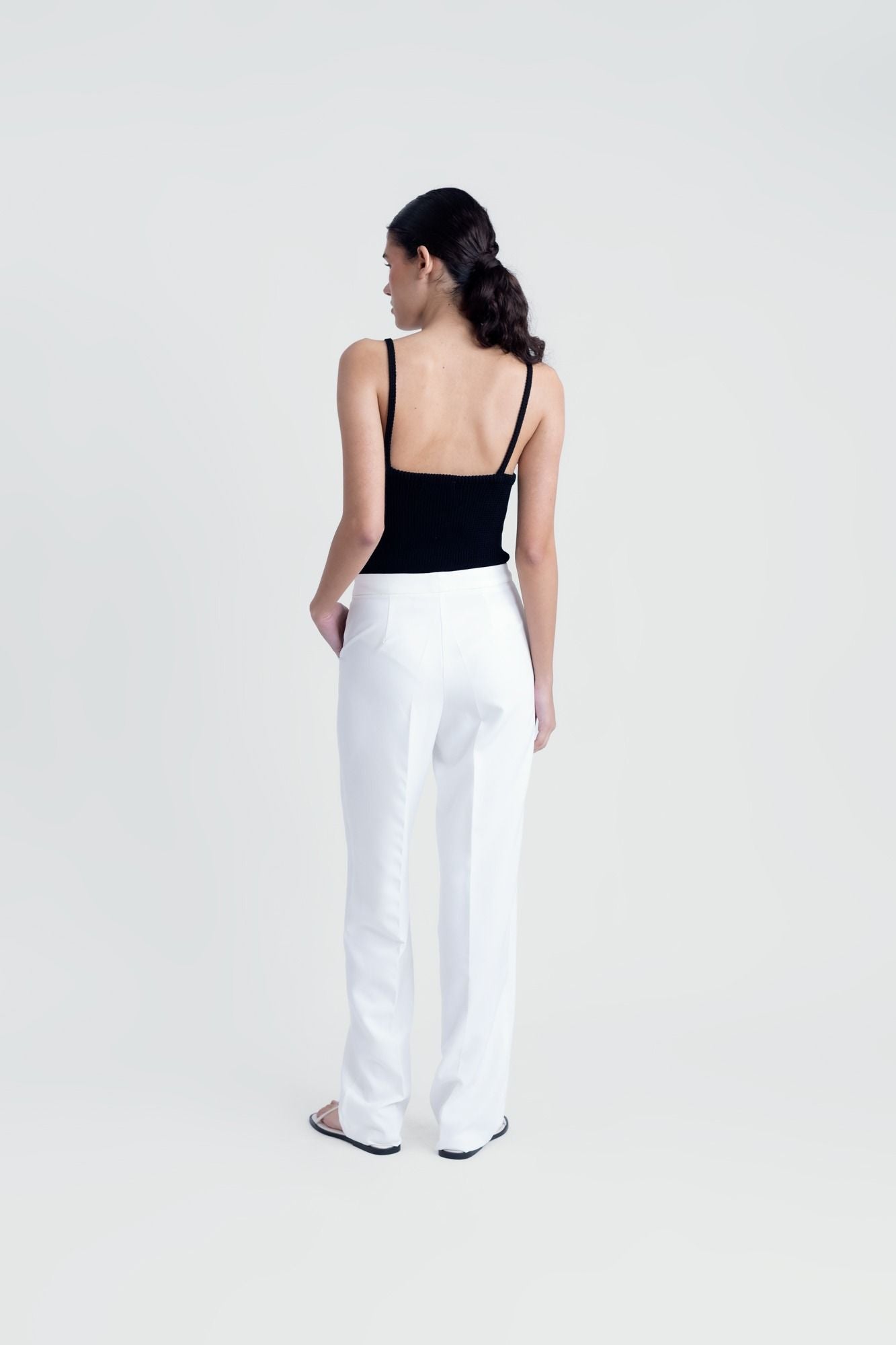 Pantalón recto de vestir en color crudo para mujer