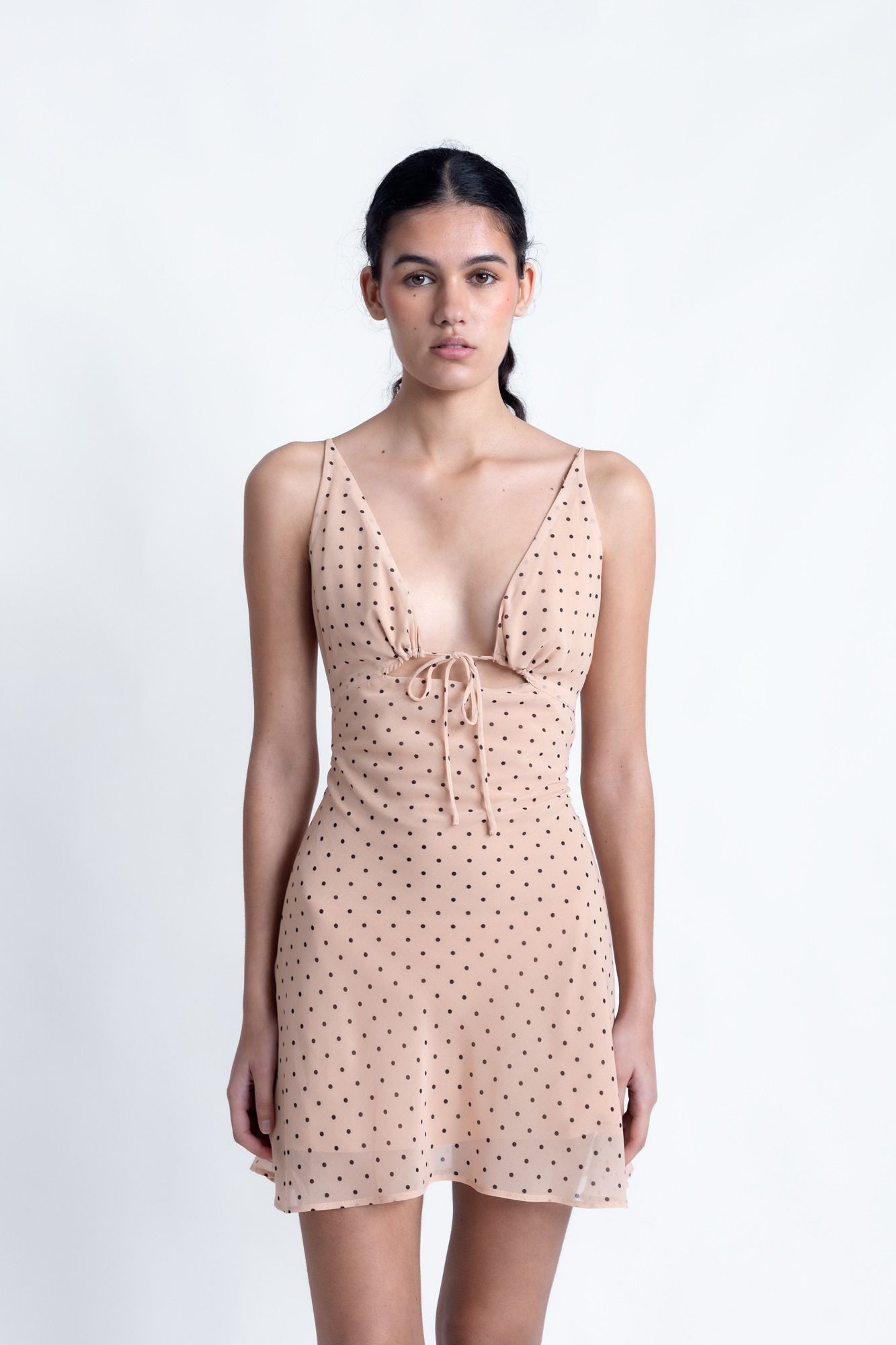Vestido corto de tirantes ajustables para mujer en color beige con estampado de lunares y escote en V fluido.