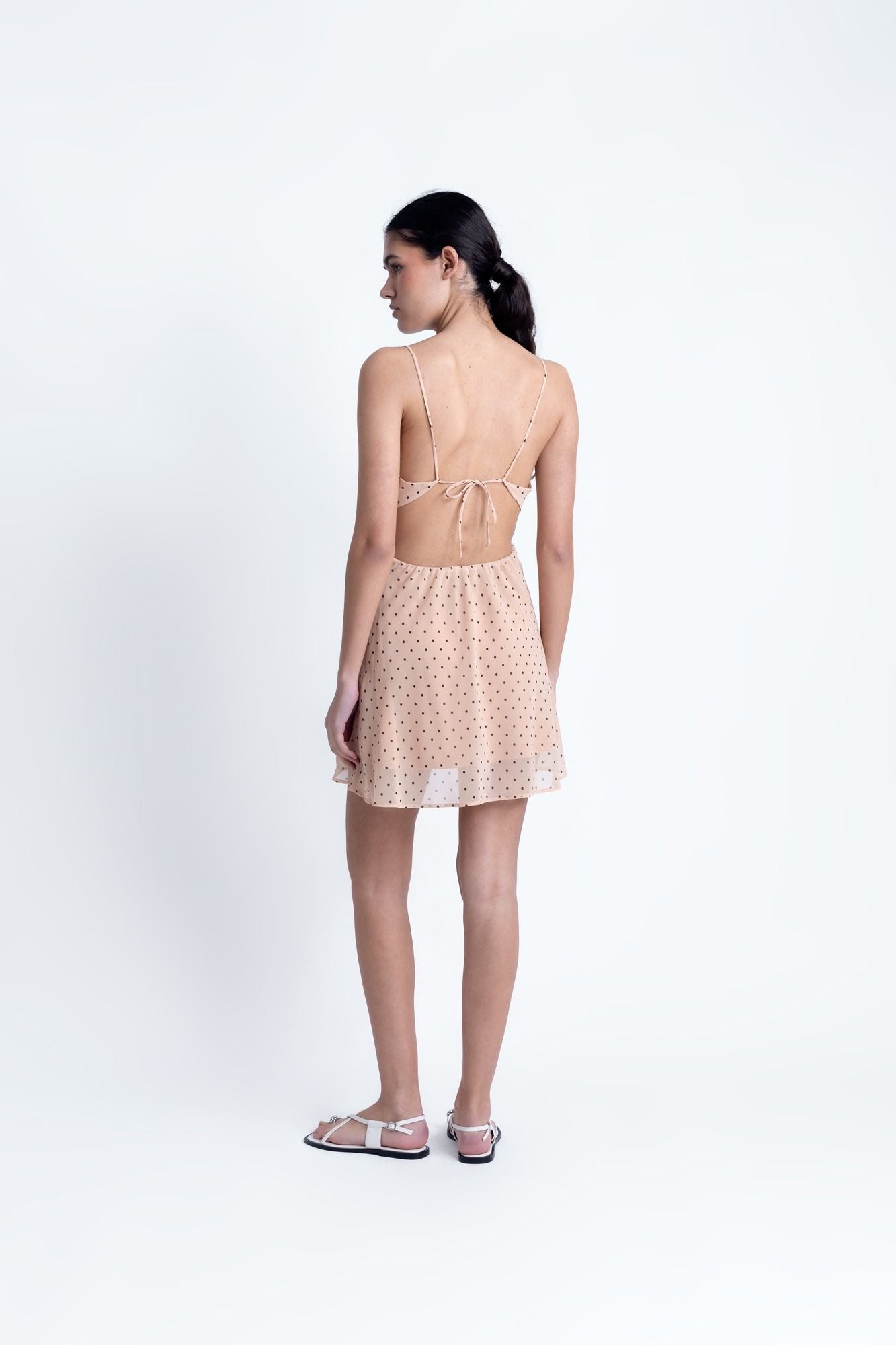 Vestido corto de tirantes ajustables para mujer en color beige con estampado de lunares y escote en V fluido.