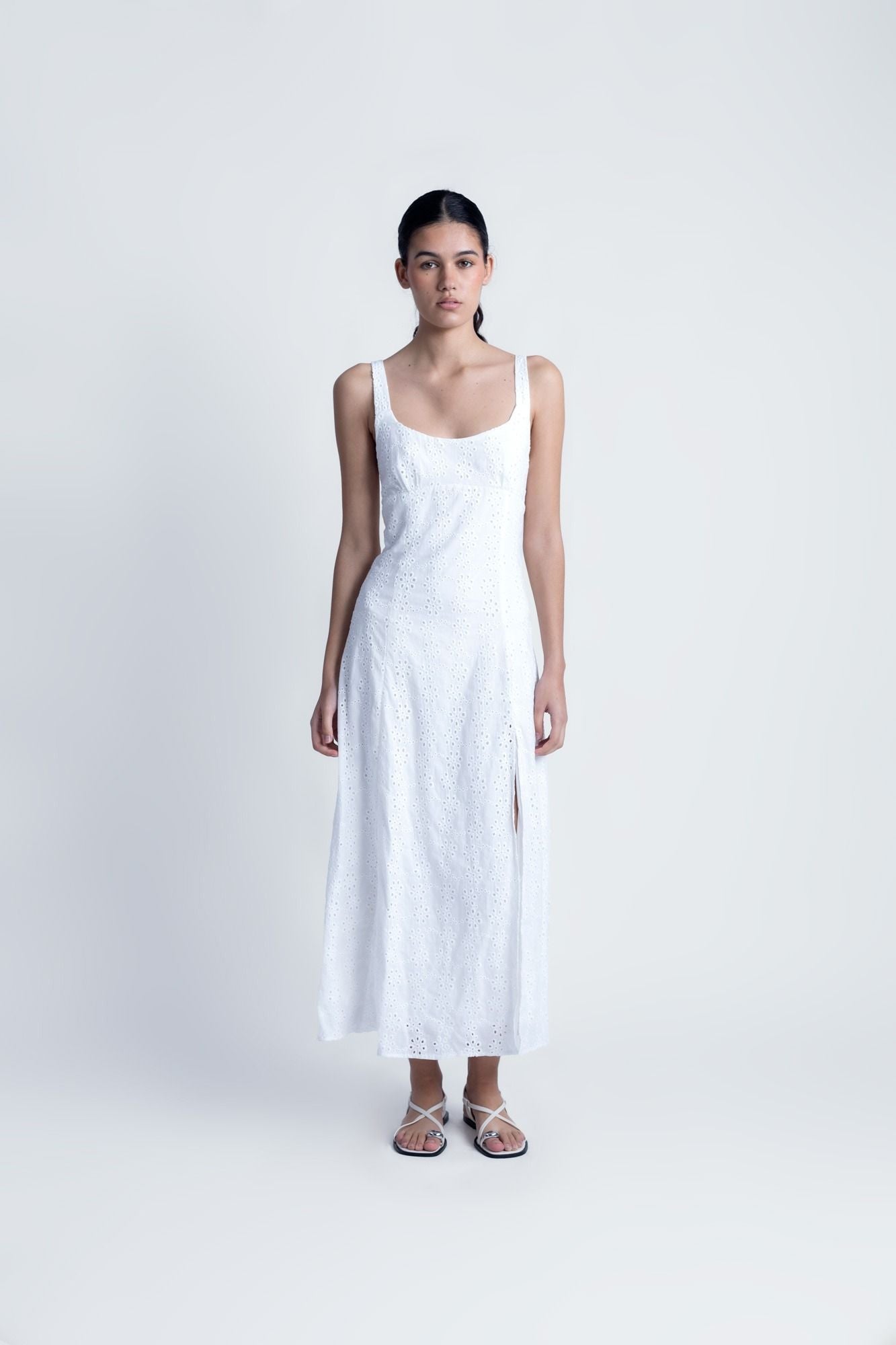 Vestido midi de verano, estilo perforado o de broderie. Hecho en 100% Algodón. Diseño Made in Spain.