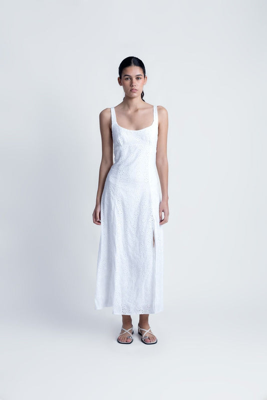 Vestido midi de verano, estilo perforado o de broderie. Hecho en 100% Algodón. Diseño Made in Spain.