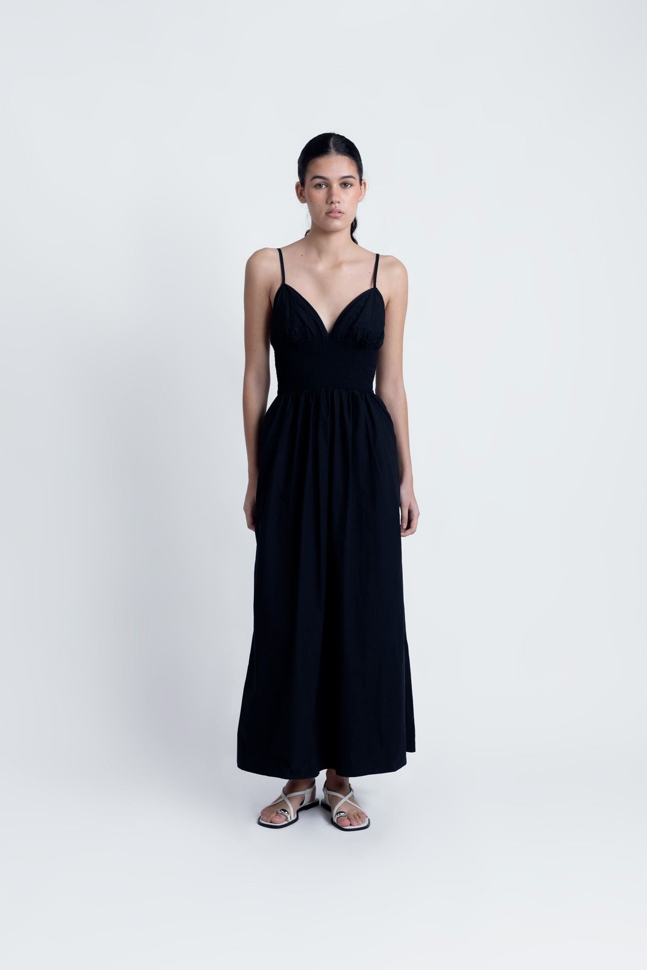 Vestido midi de mujer con bordados, estilo artesanal. Diseño Made in Spain.