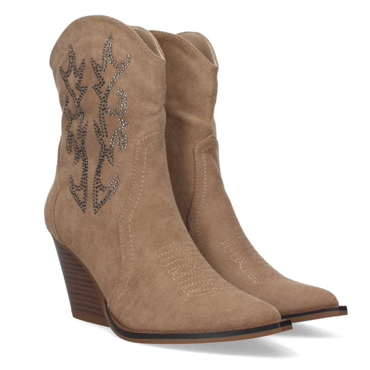 Botín campero con diseño de piedras brillantes en la caña y bordado en el empeine estilo vaquero modernizado y cierre de cremallera. La caña mide 17'5cm