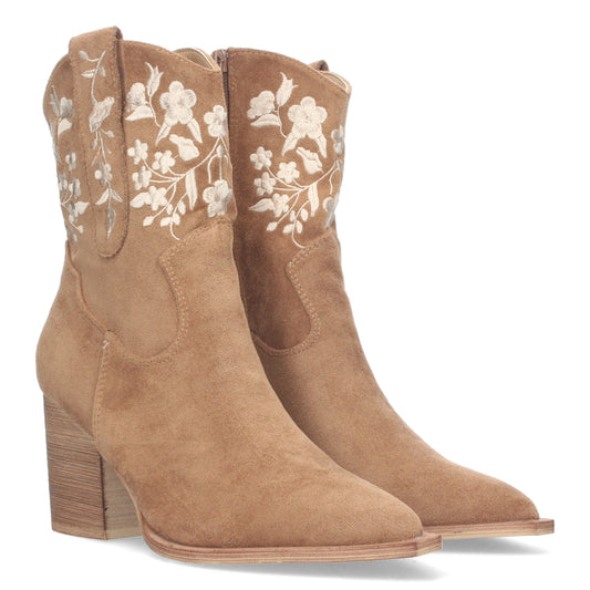 <p>Botín campero de tacón medio con diseño de flores en la caña y cierre de cremallera.</p>