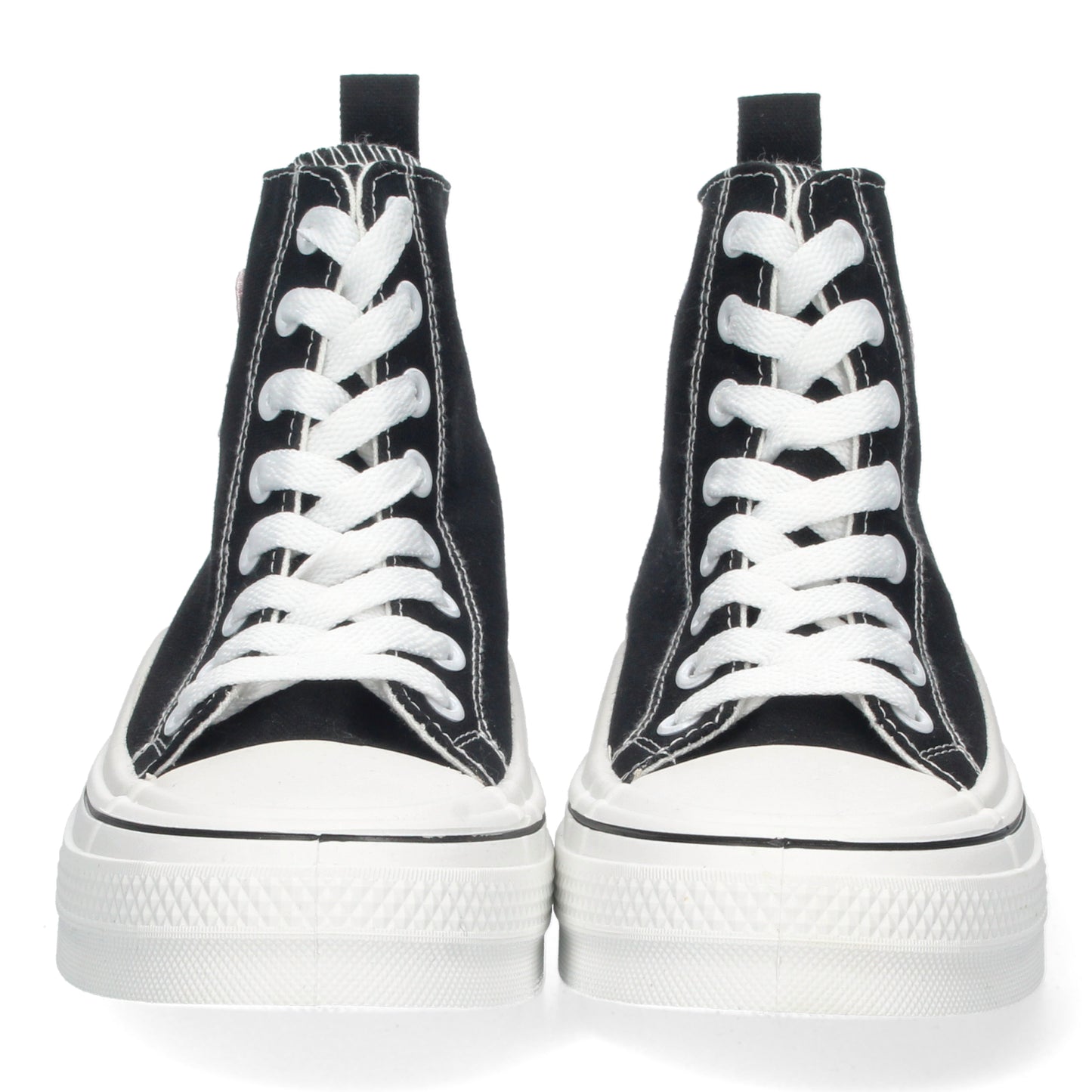 Zapatilla estilo Tenis color Negro Abotinada para Mujer Cómoda Detalle de Corazón Bordado Material de Lona y Cierre de Cordones