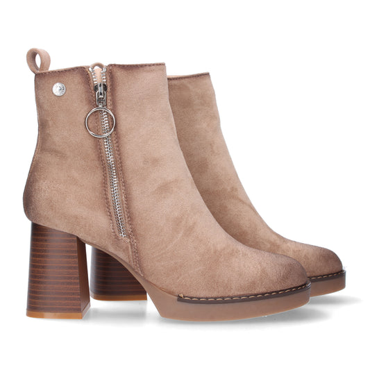 Botín mujer estampado liso con tirador y tachuela cierre de cremallera. Tacón recto