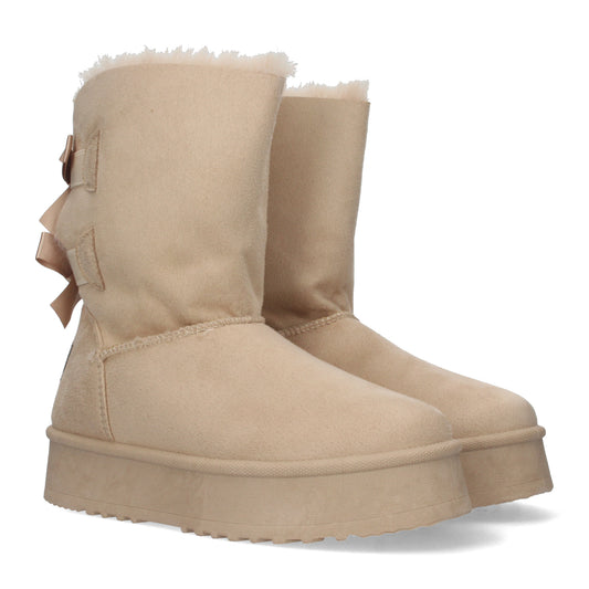 Botines lisos de plataforma con interior forrado en pelo y lazos como adornos en la parte posterior